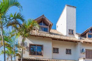 Casa em Condomínio à venda com 254m², 3 dormitórios, 1 suíte, 3 vagas, no bairro Vila Assunção em Porto Alegre