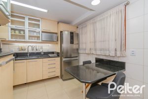 Casa em Condomínio à venda com 254m², 3 dormitórios, 1 suíte, 3 vagas, no bairro Vila Assunção em Porto Alegre