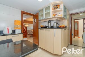 Casa em Condomínio à venda com 254m², 3 dormitórios, 1 suíte, 3 vagas, no bairro Vila Assunção em Porto Alegre