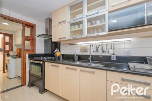 Casa em Condomínio à venda com 254m², 3 dormitórios, 1 suíte, 3 vagas, no bairro Vila Assunção em Porto Alegre