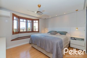 Casa em Condomínio à venda com 254m², 3 dormitórios, 1 suíte, 3 vagas, no bairro Vila Assunção em Porto Alegre