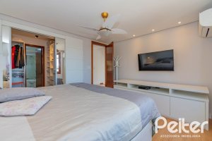 Casa em Condomínio à venda com 254m², 3 dormitórios, 1 suíte, 3 vagas, no bairro Vila Assunção em Porto Alegre