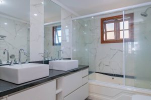Casa em Condomínio à venda com 254m², 3 dormitórios, 1 suíte, 3 vagas, no bairro Vila Assunção em Porto Alegre