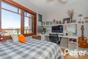 Casa em Condomínio à venda com 254m², 3 dormitórios, 1 suíte, 3 vagas, no bairro Vila Assunção em Porto Alegre