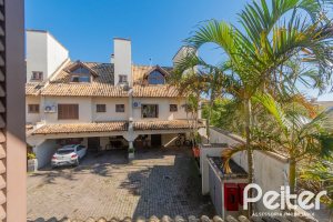 Casa em Condomínio à venda com 254m², 3 dormitórios, 1 suíte, 3 vagas, no bairro Vila Assunção em Porto Alegre