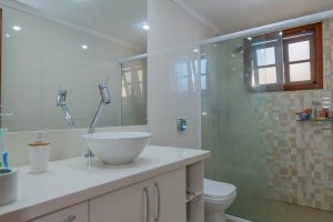 Casa em Condomínio à venda com 254m², 3 dormitórios, 1 suíte, 3 vagas, no bairro Vila Assunção em Porto Alegre