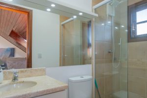 Casa em Condomínio à venda com 254m², 3 dormitórios, 1 suíte, 3 vagas, no bairro Vila Assunção em Porto Alegre