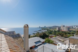 Casa em Condomínio à venda com 254m², 3 dormitórios, 1 suíte, 3 vagas, no bairro Vila Assunção em Porto Alegre