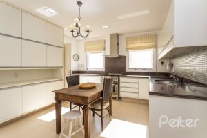 Casa em Condomínio à venda com 550m², 3 dormitórios, 3 suítes, 4 vagas, no bairro Terra Ville em PORTO ALEGRE