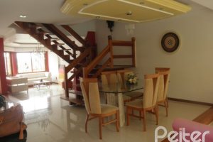 Casa à venda com 350m², 3 dormitórios, 1 suíte, 4 vagas, no bairro Ipanema em Porto Alegre