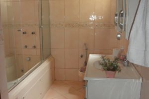 Casa à venda com 350m², 3 dormitórios, 1 suíte, 4 vagas, no bairro Ipanema em Porto Alegre