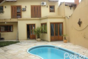 Casa à venda com 350m², 3 dormitórios, 1 suíte, 4 vagas, no bairro Ipanema em Porto Alegre