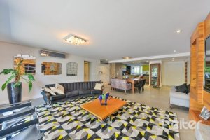 Apartamento à venda com 274m², 3 dormitórios, 3 suítes, 3 vagas, no bairro Cristal em Porto Alegre