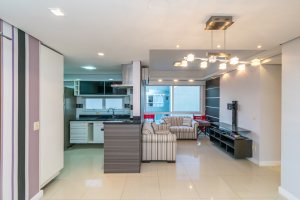 Cobertura à venda com 150m², 3 dormitórios, 1 suíte, 2 vagas, no bairro Tristeza em Porto Alegre