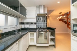 Cobertura à venda com 150m², 3 dormitórios, 1 suíte, 2 vagas, no bairro Tristeza em Porto Alegre