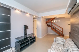 Cobertura à venda com 150m², 3 dormitórios, 1 suíte, 2 vagas, no bairro Tristeza em Porto Alegre