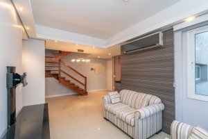 Cobertura à venda com 150m², 3 dormitórios, 1 suíte, 2 vagas, no bairro Tristeza em Porto Alegre