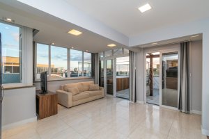 Cobertura à venda com 150m², 3 dormitórios, 1 suíte, 2 vagas, no bairro Tristeza em Porto Alegre