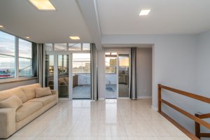 Cobertura à venda com 150m², 3 dormitórios, 1 suíte, 2 vagas, no bairro Tristeza em Porto Alegre