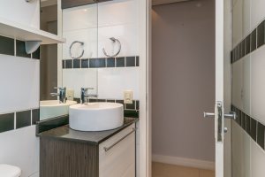 Cobertura à venda com 150m², 3 dormitórios, 1 suíte, 2 vagas, no bairro Tristeza em Porto Alegre