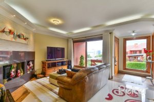 Casa em Condomínio à venda com 382m², 4 dormitórios, 1 suíte, 3 vagas, no bairro Cristal em PORTO ALEGRE