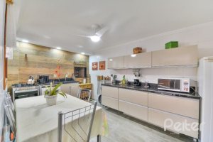 Casa em Condomínio à venda com 382m², 4 dormitórios, 1 suíte, 3 vagas, no bairro Cristal em PORTO ALEGRE