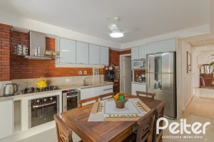 Casa à venda com 268m², 3 dormitórios, 2 suítes, 2 vagas, no bairro Ipanema em Porto Alegre