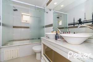 Casa à venda com 190m², 3 dormitórios, 3 suítes, 4 vagas, no bairro Jardim Isabel em Porto Alegre