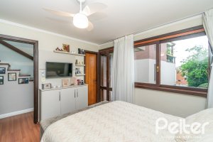 Casa em Condomínio à venda com 226m², 3 dormitórios, 2 suítes, 2 vagas, no bairro Vila Assunção em Porto Alegre