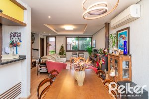 Casa em Condomínio à venda com 226m², 3 dormitórios, 2 suítes, 2 vagas, no bairro Vila Assunção em Porto Alegre