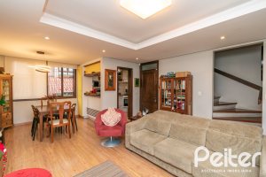 Casa em Condomínio à venda com 226m², 3 dormitórios, 2 suítes, 2 vagas, no bairro Vila Assunção em Porto Alegre