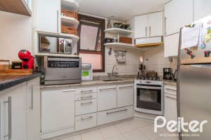 Casa em Condomínio à venda com 226m², 3 dormitórios, 2 suítes, 2 vagas, no bairro Vila Assunção em Porto Alegre