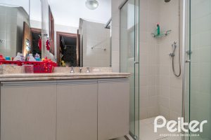 Casa em Condomínio à venda com 226m², 3 dormitórios, 2 suítes, 2 vagas, no bairro Vila Assunção em Porto Alegre