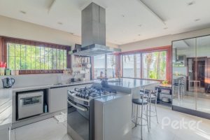 Casa à venda com 524m², 4 dormitórios, 4 suítes, 4 vagas, no bairro Vila Assunção em Porto Alegre