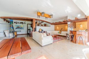 Casa à venda com 524m², 4 dormitórios, 4 suítes, 4 vagas, no bairro Vila Assunção em Porto Alegre