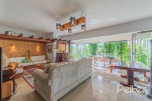 Casa à venda com 524m², 4 dormitórios, 4 suítes, 4 vagas, no bairro Vila Assunção em Porto Alegre