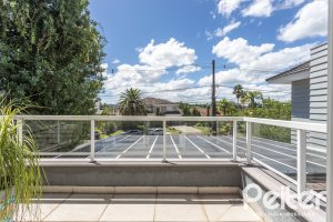 Casa em Condomínio à venda com 233m², 3 dormitórios, 3 suítes, 4 vagas, no bairro Terra Ville em PORTO ALEGRE