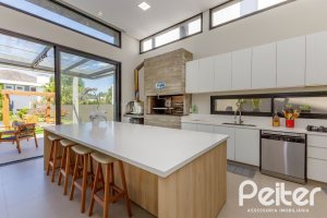 Casa em Condomínio à venda com 370m², 3 dormitórios, 3 suítes, 4 vagas, no bairro Terra Ville em PORTO ALEGRE