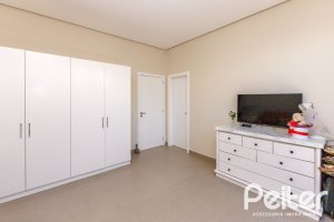 Casa em Condomínio à venda com 370m², 3 dormitórios, 3 suítes, 4 vagas, no bairro Terra Ville em PORTO ALEGRE