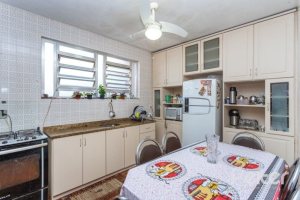 Casa à venda com 300m², 4 dormitórios, 2 suítes, 1 vaga, no bairro Jardim Isabel em Porto Alegre