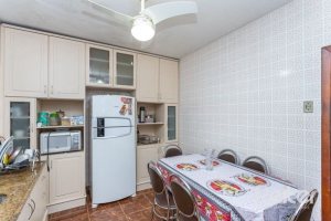 Casa à venda com 300m², 4 dormitórios, 2 suítes, 1 vaga, no bairro Jardim Isabel em Porto Alegre