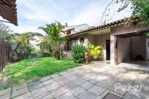 Casa à venda com 300m², 4 dormitórios, 2 suítes, 1 vaga, no bairro Jardim Isabel em Porto Alegre