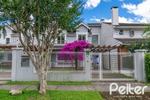 Casa à venda com 265m², 3 dormitórios, 3 suítes, 4 vagas, no bairro Vila Assunção em Porto Alegre