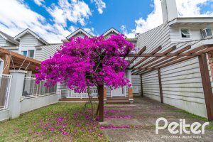 Casa à venda com 265m², 3 dormitórios, 3 suítes, 4 vagas, no bairro Vila Assunção em Porto Alegre