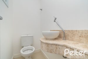 Casa à venda com 265m², 3 dormitórios, 3 suítes, 4 vagas, no bairro Vila Assunção em Porto Alegre