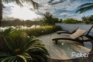 Casa em Condomínio à venda com 338m², 3 dormitórios, 3 suítes, 2 vagas, no bairro Terra Ville em PORTO ALEGRE