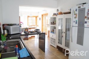 Casa à venda com 240m², 4 dormitórios, 2 suítes, 4 vagas, no bairro Jardim Isabel em Porto Alegre