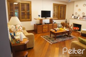 Casa à venda com 240m², 4 dormitórios, 2 suítes, 4 vagas, no bairro Jardim Isabel em Porto Alegre