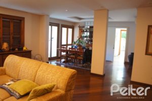 Casa à venda com 240m², 4 dormitórios, 2 suítes, 4 vagas, no bairro Jardim Isabel em Porto Alegre