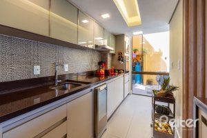 Casa em Condomínio à venda com 210m², 3 dormitórios, 2 suítes, 4 vagas, no bairro Jardim Isabel em Porto Alegre